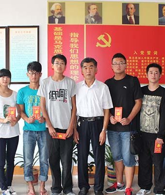 Group photo of president Liu and subsidised students