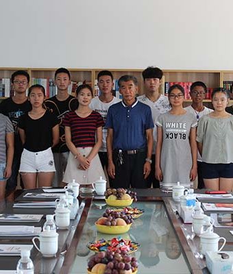 Group photo of president Liu and subsidised students