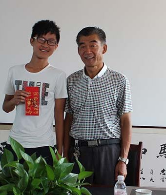 Group photo of president Liu and subsidised students