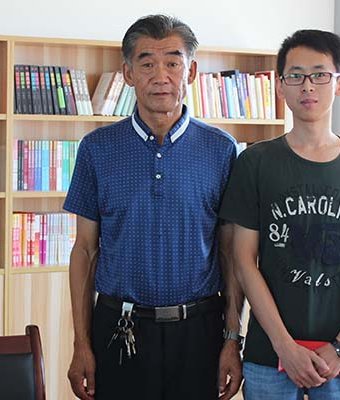 Group photo of president Liu and subsidised students