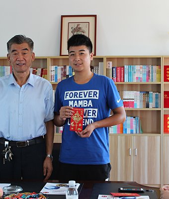 Group photo of president Liu and subsidised students
