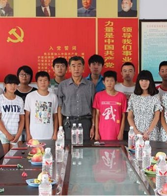 Group photo of president Liu and subsidised students