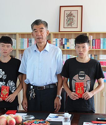 Group photo of president Liu and subsidised students
