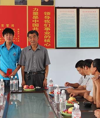Group photo of president Liu and subsidised students