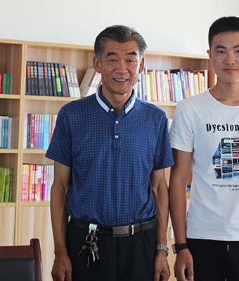 Group photo of president Liu and subsidised students