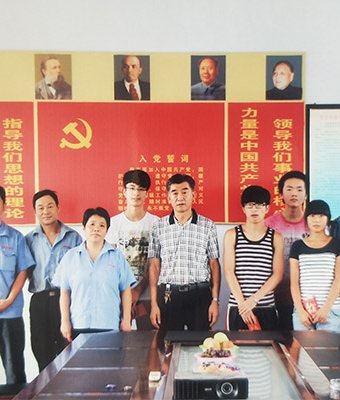Group photo of president Liu and subsidised students