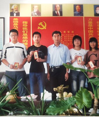 Group photo of president Liu and subsidised students
