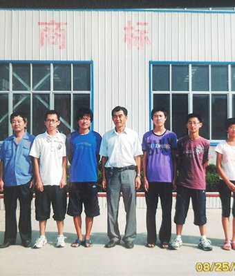 Group photo of president Liu and subsidised students
